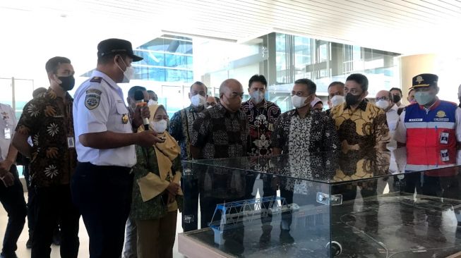 Wagub DIY bersama Wamen Keuangan melihat maket kereta api bandara di YIA, Kamis (7/7/2022). [Wahyu Turi Krisanti / SuaraJogja.id]