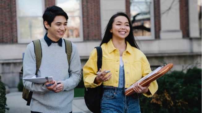 4 Cara Menyampaikan Cinta Tanpa Harus Berkata