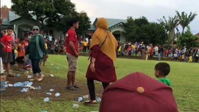 Detik-detik Emak-emak Mau Baku Pukul di Laga Tarkam, Publik: Bahaya Nih Kalau Nonton Timnas Indonesia