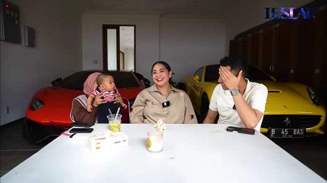 Raffi Ahmad and Nagita Slavina visit Lesti Kejora's house (YouTube/Leslar Entertainment)