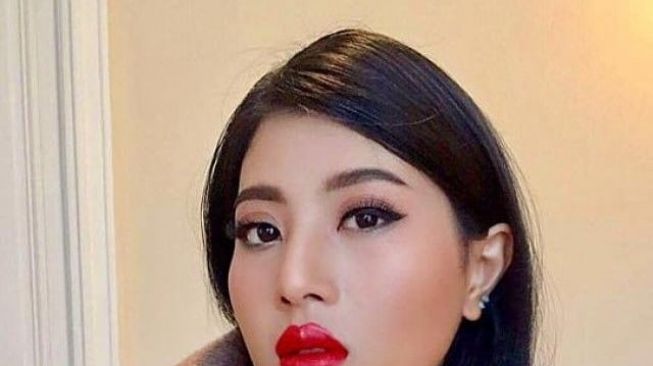 Intip Gaya Berani Putri Thailand Pakai Baju dengan Puting Emas Saat di Paris