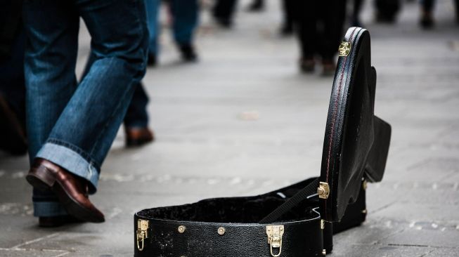 Momen Street Performer Diberi Dompet Hermes Malah Sedih, Kenapa?