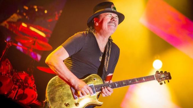 Cuaca Panas, Gitarus Carlos Santana Pingsan di Atas Panggung Saat Konser