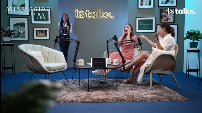 Luna Maya diberi kejutan bintang tamu (YouTube/TS Media)
