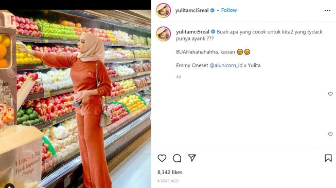 Foto: Gaya Kece Mama Lita Pakai OOTD ala Cewe Bumi saat Belanja Buah, Banjir Pujian Warganet (instagram/yulitamci5real)