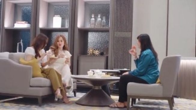 Toko Kue Ini Punya Ritual Minum Teh Unik, Ditemani dengan Sajian Kue Tiga Tingkat Setinggi Satu Meter