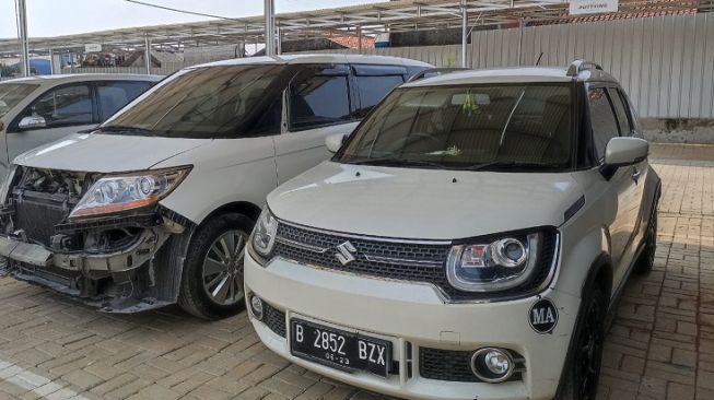Scuto Paint melayani jasa painting dan perbaikan bodi mobil yang mengerjakan pengecatan per panel bodi hingga siram cat seluruh bodi luar dalam [Scuto Paint].