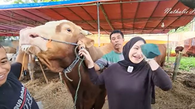 Potret Nathalie Holscher Beli Kurban. (YouTube/Nathalie Holscher)