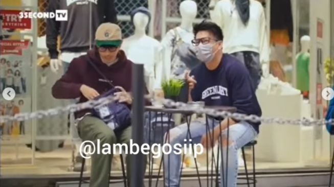 Video Viral Cowok Baju Hitam Nongkrong Bikin Heboh, Pas Buka Masker Baru Ketahuan Sosok Sebenarnya