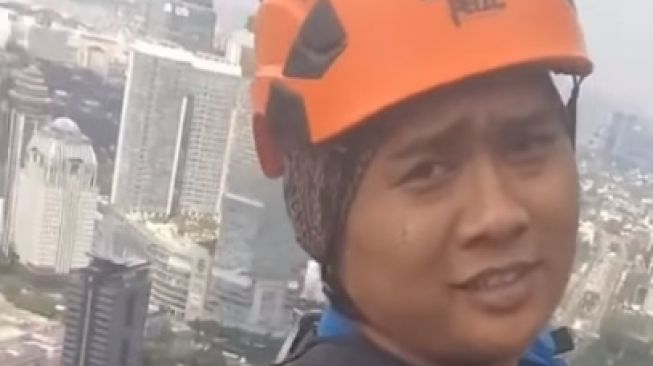 Video Obrolan 2 Pembersih Kaca Gedung Pencakar Langit Jakarta saat Bergelantungan Viral, Publik sampai Lemas