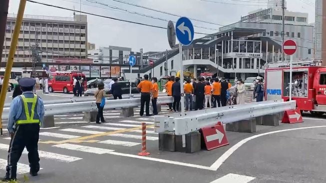 Gambar selebaran yang diberikan kepada Jiji Press ini menunjukkan pemandangan umum setelah serangan terhadap mantan perdana menteri Jepang Shinzo Abe di alun-alun stasiun Kintetsu Yamato-Saidaiji di Nara, Jepang, Jumat (8/7).  [AFP Photo]