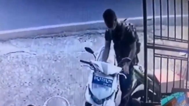TNI Gadungan Curi Sepeda Motor, Aksinya Terekam CCTV