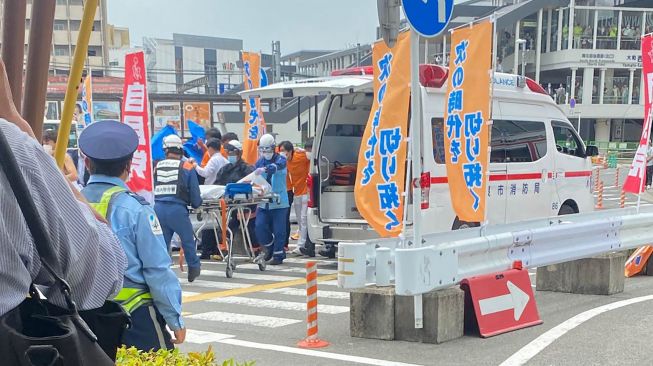 Gambar selebaran yang diberikan kepada Jiji Press ini menunjukkan pemandangan umum setelah serangan terhadap mantan perdana menteri Jepang Shinzo Abe di alun-alun stasiun Kintetsu Yamato-Saidaiji di Nara, Jepang, Jumat (8/7). [AFP Photo]