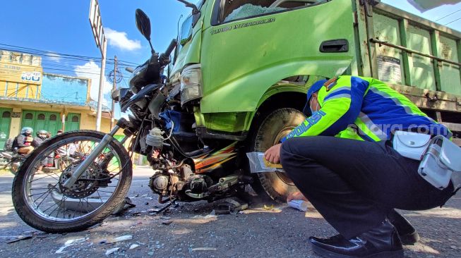 Ngeri! Pengendara Motor Diseruduk Truk hingga Tergencet di Purwokerto, Evakuasi Berlangsung Dramatis