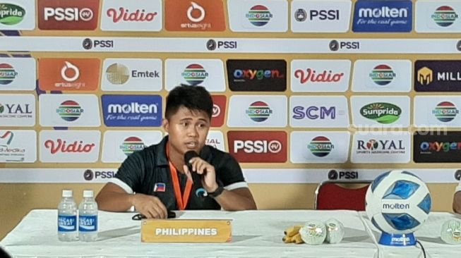 Pelatih Filipina Christopher E. Pedimonte saat konferensi pers usai pertandingan kontra Timnas Indonesia U-19 (Suara.com/Adie Prasetyo Nugraha).