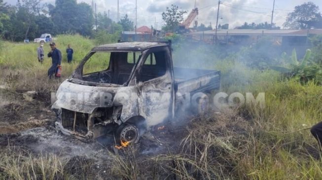 Sedang Melaju, Mobil Bak Terbuka di Bontang Tiba-tiba Terbakar