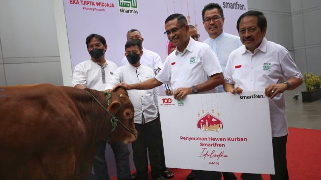 Hari Raya Idul Adha, Smartfren dan Yayasan Muslim Sinar Mas Serahkan Sapi dan Kambing untuk Warga