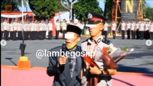 Seorang sopir angkot berkesempatan memberikan sambutan dan nasihat di pelantikan anaknya sebagai anggota polisi. (Instagram/@lambegosiip)