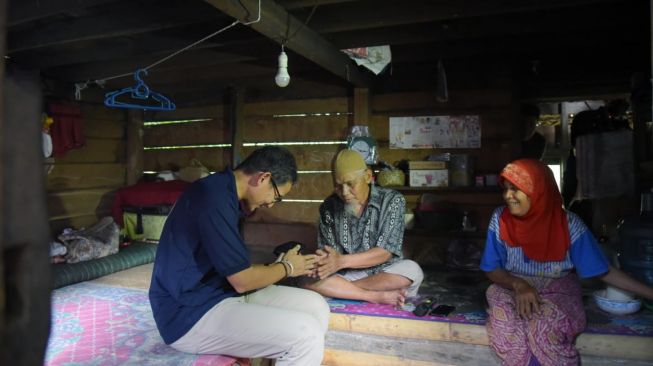 Sandiaga Uno Bawa Kakek yang Rajin Ngaji ke Dokter di Desa Silokek