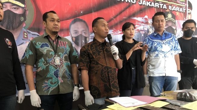 Polres Metro Jakarta Barat saat merilis kasus pembunuhan terhadap pria di gang sempit di Tambora.