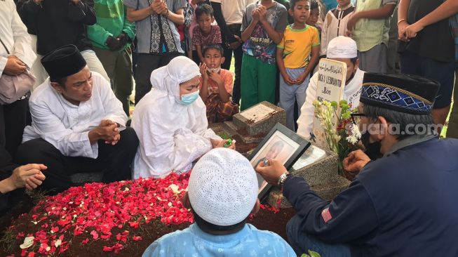 Pemakaman Dicky Topan di TPU Karet Bivak, Jumat (8/7/2022). [Rena Pangesti/Suara.com]