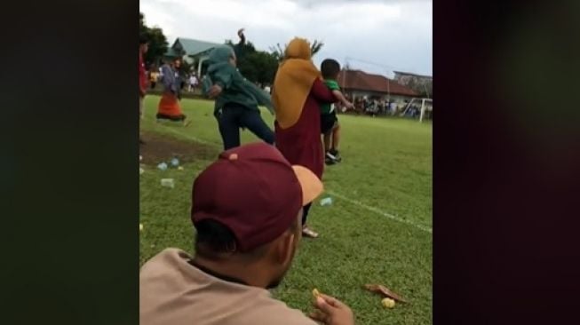 Bukannya Duduk Tenang saat Nonton Bola, Dua Ibu-ibu Ini Malah Asyik Baku Hantam