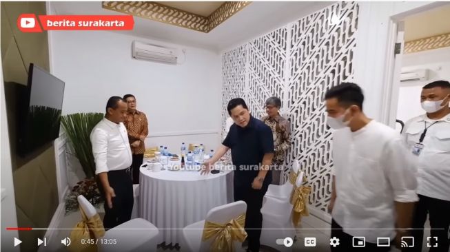 Adab Wali Kota Solo Gibran Rakabuming Raka menjadi sorotan saat bertemu para menteri. Dari tak berani jalan bersama hingga duduk sejajar. [YouTube/Berita Surakarta]