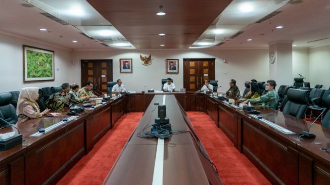 Kepala Kantor Staf Kepresidenan Moeldoko saat menerima Asosiasi Perusahaan Jasa Tenaga Kerja Indonesia (Apjati) di kantornya, Jakarta, Selasa (5/7/2022). (KSP)