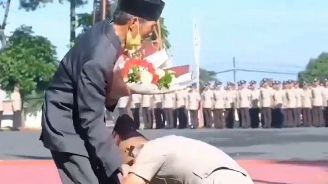 Video Mengandung Bawang! Di Hadapan Kapolda Jabar, Polisi Muda Ini Sujud di Kaki Ayah