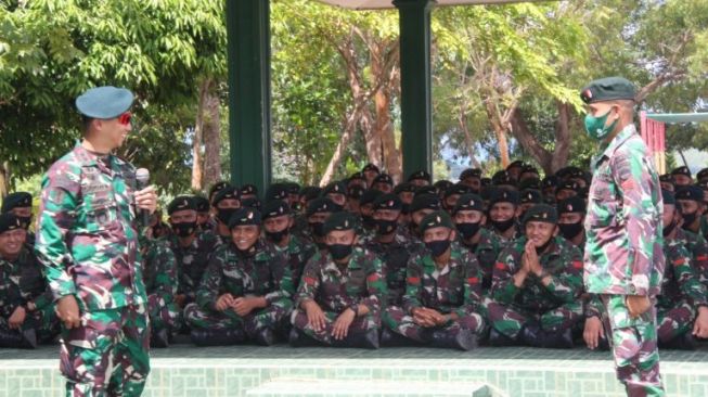 Sambil Bagi-bagi Uang, Pak Komandan TNI Ini Perintahkan Ibu-ibu Persit Pilih Paslon Tertentu di Pilgub Kepri