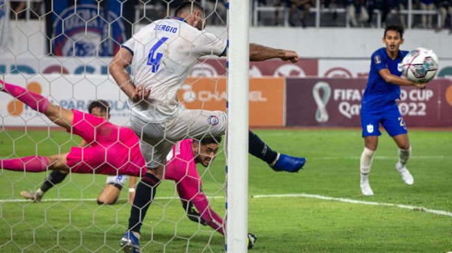 Pesepak bola Arema FC Sergio Silva (tengah) berhasil menghalau tembakan bola yang dilakukan pesepak bola PSIS Semarang Hari Nur (kanan) saat pertandingan semifinal leg 1 Piala Presiden 2022 di Stadion Jatidiri Semarang, Jawa Tengah, Kamis (7/7/2022). [ANTARA FOTO/Aji Styawan/hp]