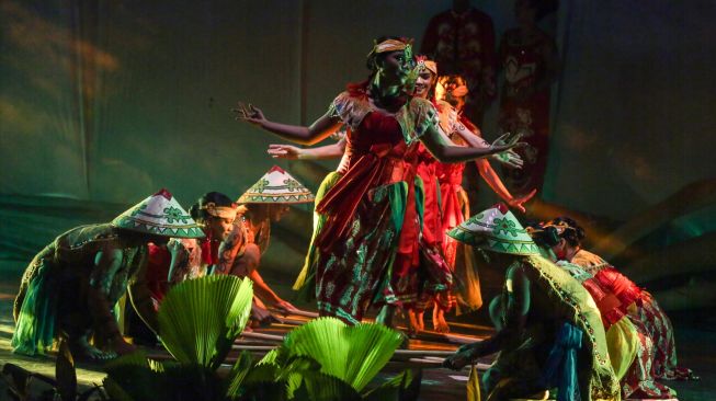 Penari memantaskan sendratari berjudul Sumbu Kurung Tumbang Kahayan Dayak Kalimantan Tengah di Taman Budaya Palangka Raya, Kalimantan Tengah, Kamis (7/7/2022). [ANTARA FOTO/Makna Zaezar/hp]