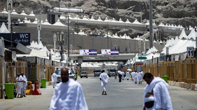 Para jamaah haji tiba di Mina dekat kota suci Makkah, Arab Saudi, Kamis (7/7/2022). [Delil SOULEIMAN / AFP]