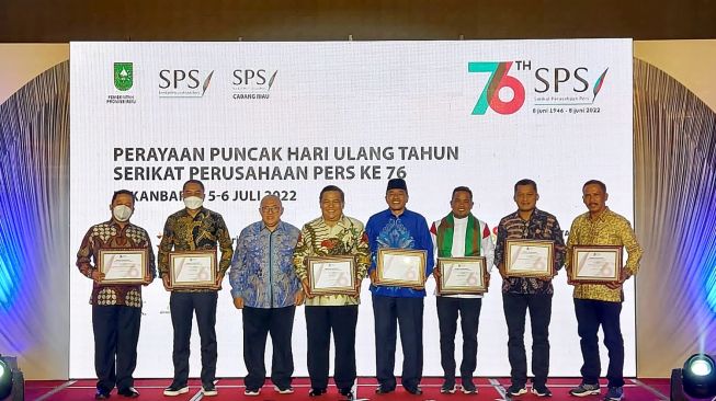 Wali Kota Eri Cahyadi menerima penghargaan dari Serikat Perusahaan Pers (SPS) Indonesia. (Dok: Pemkot Surabaya)