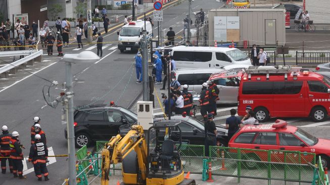 Gambar selebaran yang diberikan kepada Jiji Press ini menunjukkan pemandangan umum setelah serangan terhadap mantan perdana menteri Jepang Shinzo Abe di alun-alun stasiun Kintetsu Yamato-Saidaiji di Nara, Jepang, Jumat (8/7).  [AFP Photo]