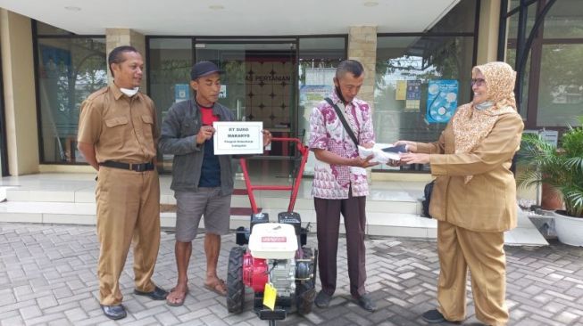 Permudah Olah Lahan, Kulon Progo Serahkan Bantuan Traktor Capung ke Kelompok Tani