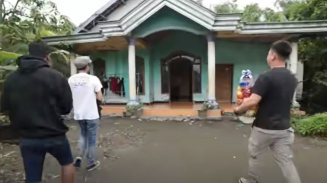 Potret Rumah Ponari Si Dukun Cilik (YouTube/ Ric Snt)