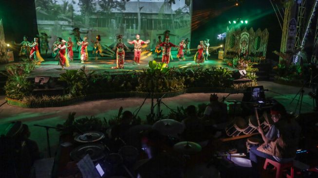 Penari memantaskan sendratari berjudul Sumbu Kurung Tumbang Kahayan Dayak Kalimantan Tengah di Taman Budaya Palangka Raya, Kalimantan Tengah, Kamis (7/7/2022). [ANTARA FOTO/Makna Zaezar/hp]