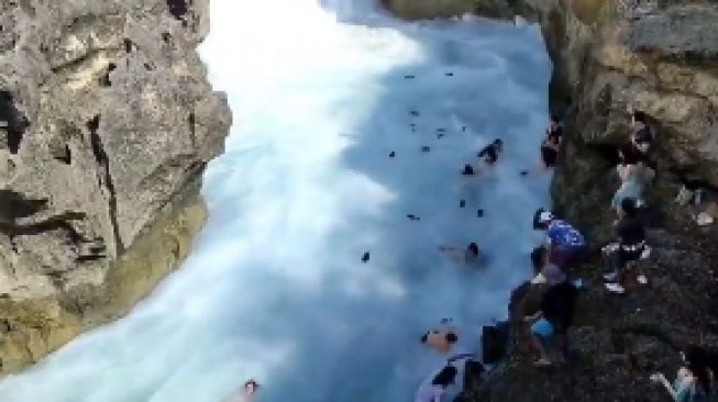 Mengerikan! Video Wisatawan Histeris Terombang-ambing Digulung Ombak Besar