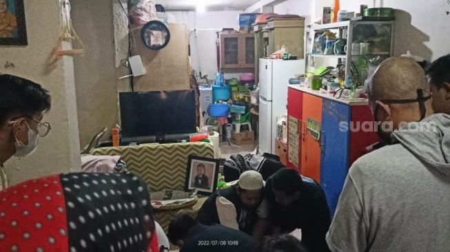 Suasana rumah duka Dicky Topan [Suara.com/Rena Pangesti]