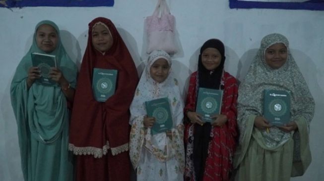 Warga dan Murid Pesantren di Gorontalo Gembira Terima Alquran Wakaf