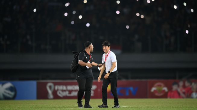Pelatih Tim Nasional Indonesia U-19 Shin Tae Yong (kanan) bercanda dengan ofisial tim usai kesebelasan yang dilatihnya mengalahkan Tim Nasional Filipina U-19 dalam laga penyisihan Grup A Piala AFF U-19 2022 di Stadion Patriot Candrabhaga, Bekasi, Jawa Barat, Jumat (8/7/2022). Indonesia memenangkan pertandingan tersebut dengan skor 5-1. ANTARA FOTO/Aditya Pradana Putra/aww.