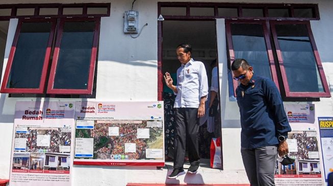 Presiden Joko Widodo (kiri) meninjau proyek penataan Kampung Belawan Bahari di Belawan, Kota Medan, Sumatera Utara, Kamis (7/7/2022). [ANTARA FOTO/Fransisco Carolio/Lmo/hp]