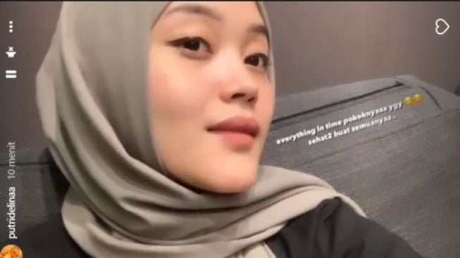 Unggahan Putri Delina di Instagram Story, diduga terkait dengan kepergian sang ibu sambung, Nathalie Holshcer. [Instagram]