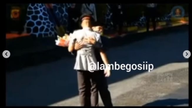 Momen Haru Anak Sopir Angkot Sujud Di Kaki Ayah Usai Dilantik Jadi Polisi