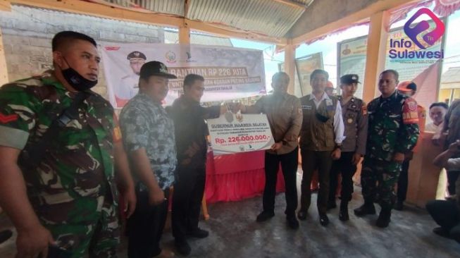 BPBD Sulsel Serahkan Bantuan Rp226 Juta Untuk Korban Puting Beliung