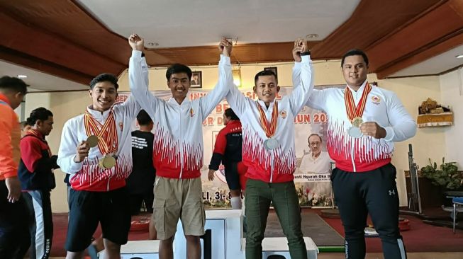 Lifter Angkat Berat Binaan KONI Aceh Borong 11 Medali Invitnas Bali