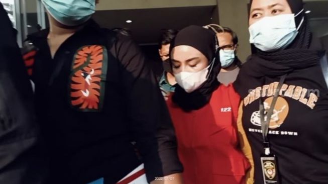 Medina Zein Ditahan Selama 20 Hari, Denise Chariesta Kirim Karangan Bunga: Tuhan Itu Adil!