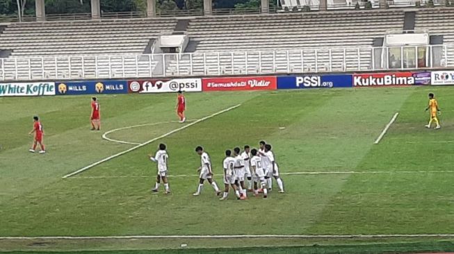 Para pemain Laos U19 merayakan keberhasilan mereka mencetak gol kedua dalam pertandingan menghadapi Singapura pada lanjutan laga Grup B di Stadion Madya, Jakarta, Sabtu (9/7). (ANTARA/Aldi Sultan)