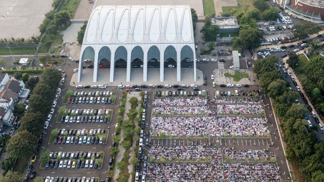 Sejumlah umat Islam mendengarkan khotbah usai melaksanakan salat Idul Adha 1443 Hijriah di halaman Jakarta International Equestrian Park (JIEP) Pulomas, Jakarta, Sabtu (9/7/2022). [ANTARA FOTO/M Risyal Hidayat/nym]a